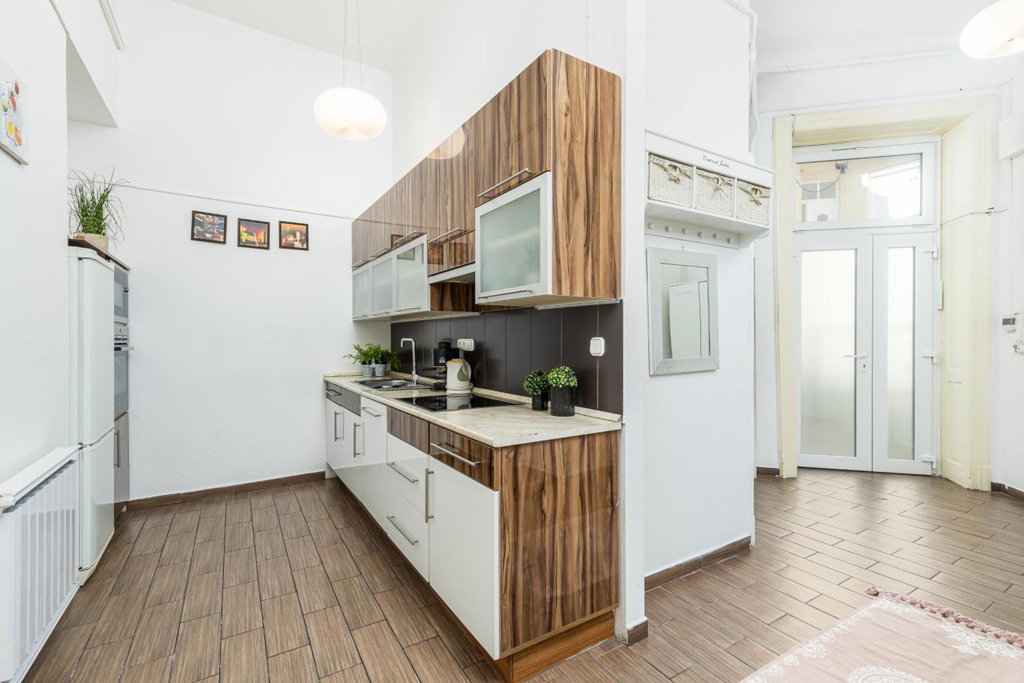 Real Apartments Lovag Budapest Exterior photo
