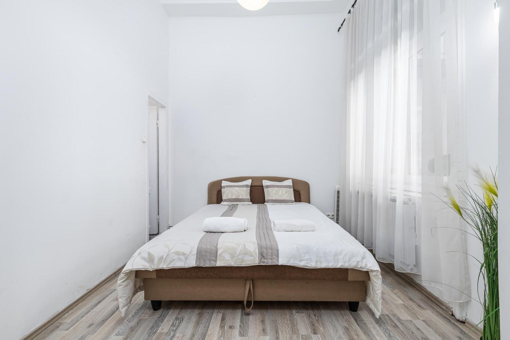 Real Apartments Lovag Budapest Exterior photo