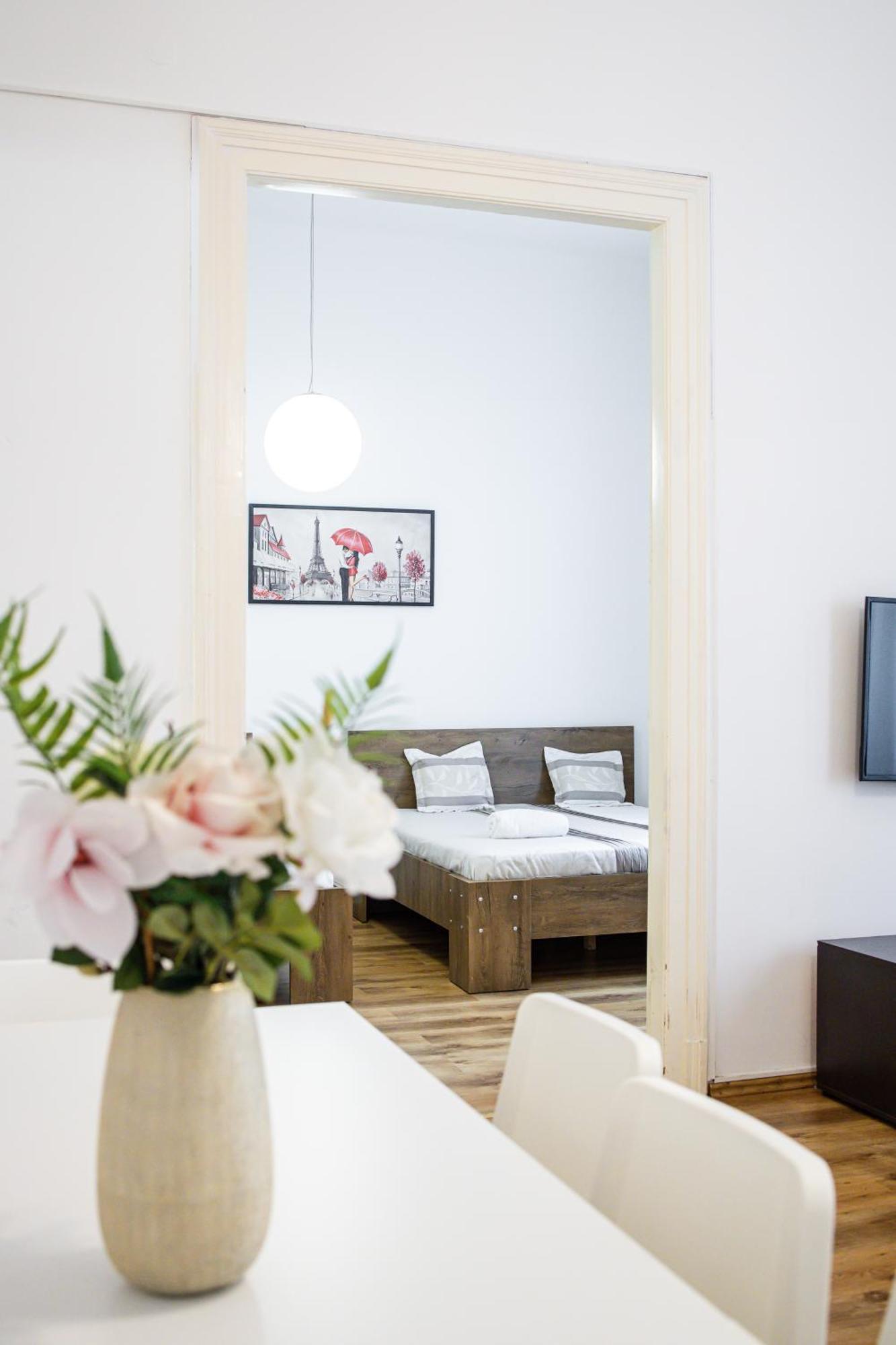 Real Apartments Lovag Budapest Exterior photo