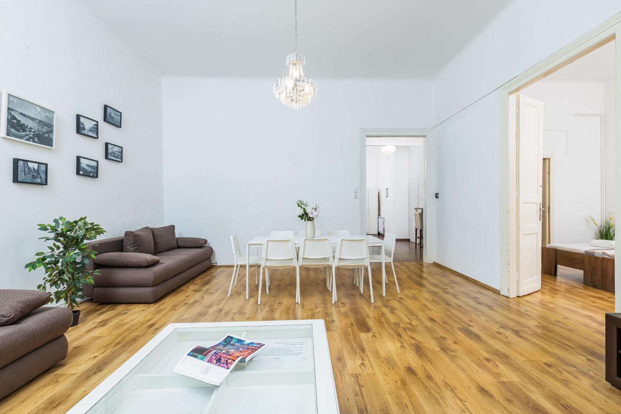 Real Apartments Lovag Budapest Exterior photo