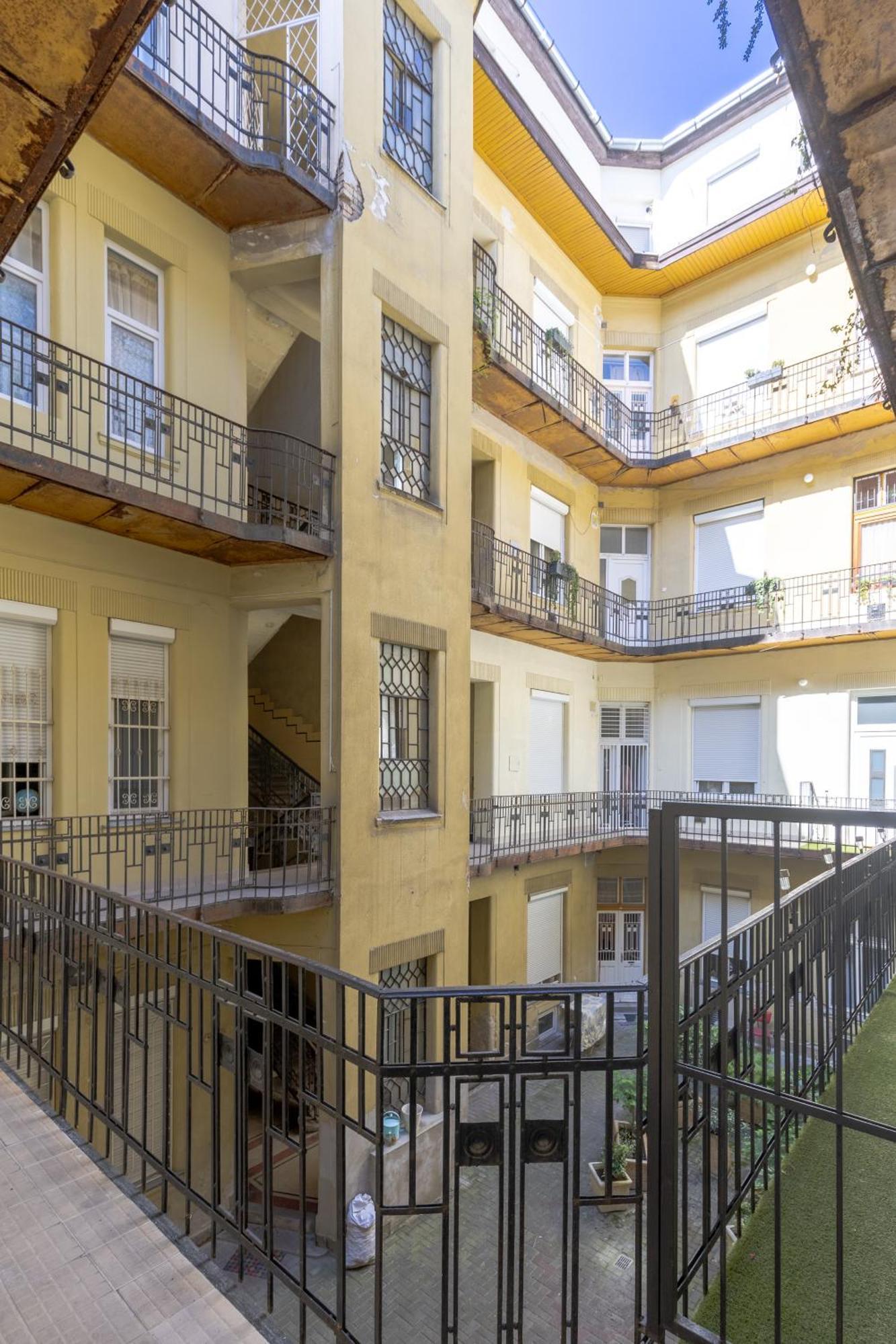 Real Apartments Lovag Budapest Exterior photo